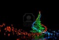 /album/navide%c3%b1as/a3947788-luz-de-ne-n-3d-rbol-de-navidad-aislado-en-negro-multicolor-jpg/